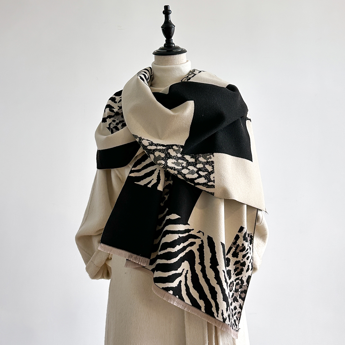 New Brand Elegance Two-Sided L - Woven Scarf Blanket บทวิจารณ์และราคา