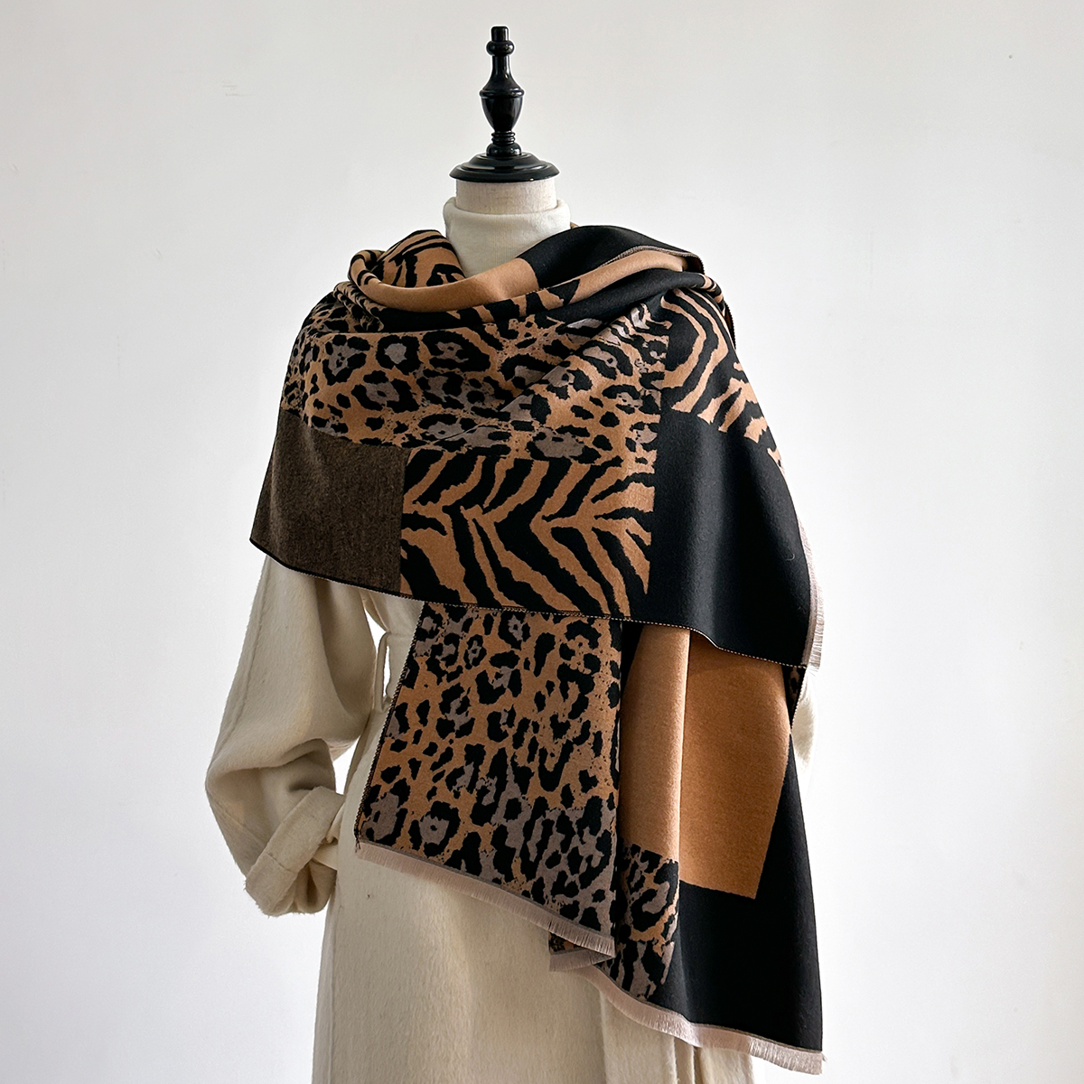 New Brand Elegance Two-Sided L - Woven Scarf Blanket บทวิจารณ์และราคา